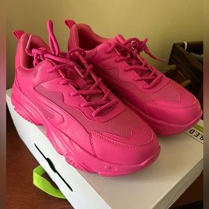 COPY - BRAND NEW WOMENS SNEAKER- SIZE 9 US